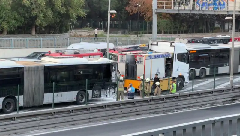 İstanbul Metrobüsü Alev Alev! Trafik Felç Oldu
