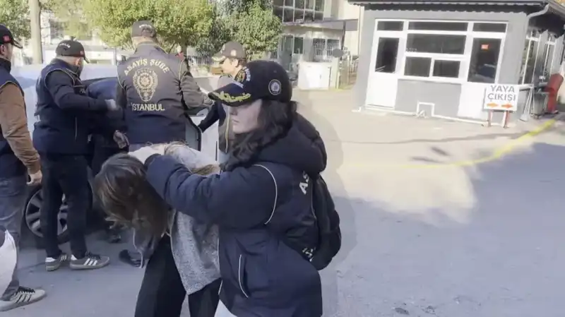 İstanbul'da Suç Örgütlerine Yönelik Operasyon: İki Kadın Tetikçi Yakalandı!