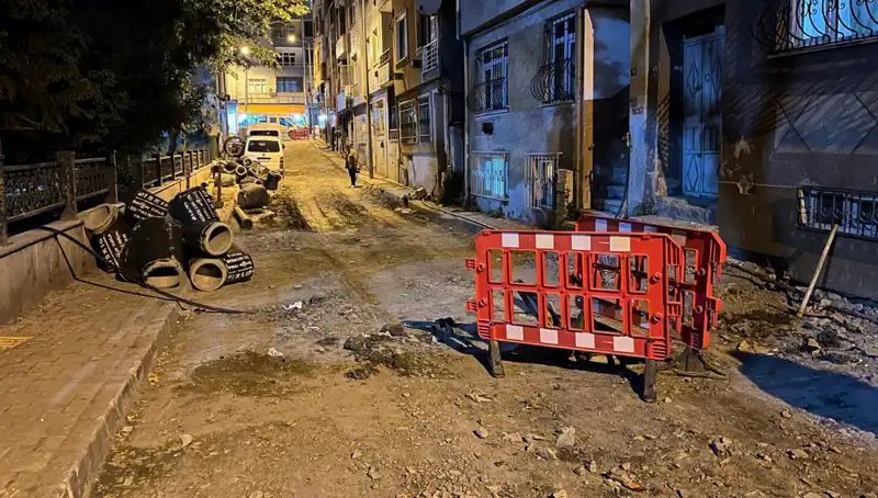 Bayrampaşa'da Rögar Kapağı Patladı, Altyapı Çalışmaları Krize Neden Oldu