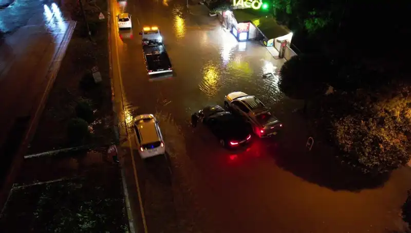 Adana’da Aniden Bastıran Sağanak Yağış Hayatı Olumsuz Etkiledi