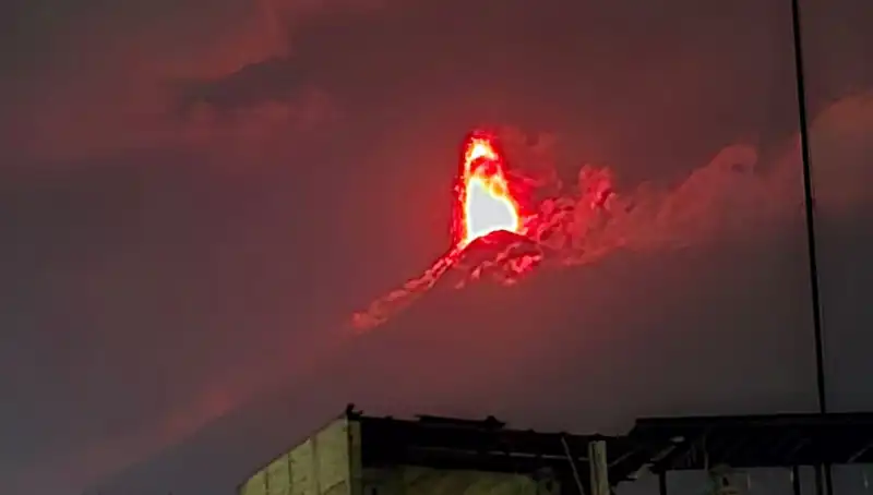 Fuego Yanardağı Patladı: 30 Bin Kişinin Tahliyesi Tehlikesi Artıyor