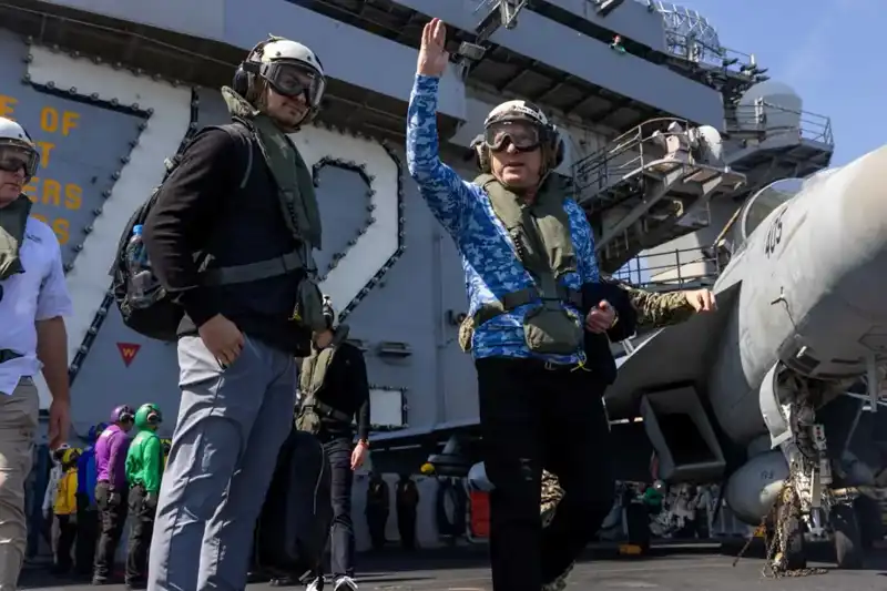 ABD'nin Umman Ekibi Savaş Gemisi Ziyareti: Müzakere Masasından Denizlere