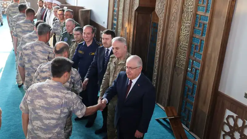 Yaşar Güler, Mehmetçikle Bayramda Bir Araya Gelerek Moralleri Yükseltti