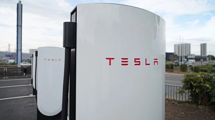 Tesla, Türkiye’deki “Sekizinci” Supercharger İstasyonu ile Eleştirilerin Hedefi Oldu