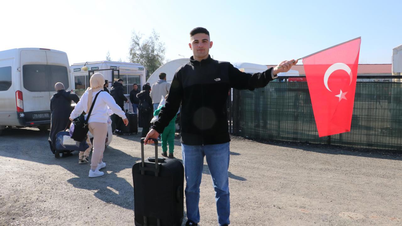 Suriye'ye Türk bayrağıyla dönen Abdulkadir evinin ortasına asacak