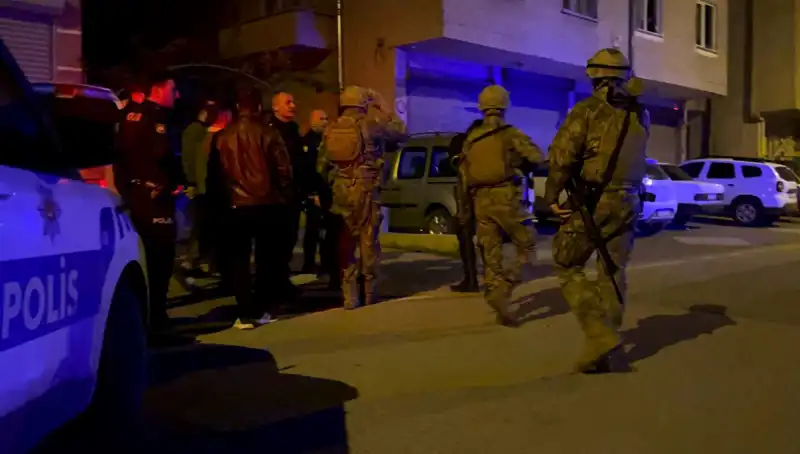 Tüfekle Korku Dolu Anlar: Balkonundan Ateş Açan Adam Kendini Kilitledi