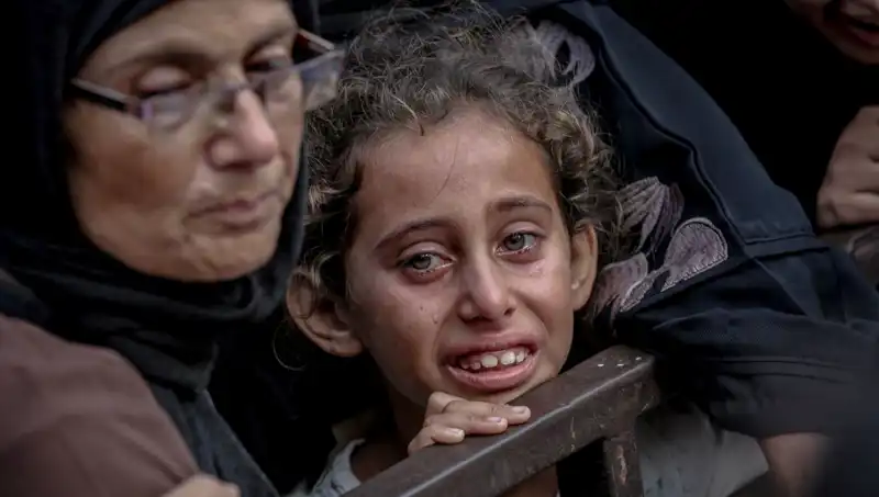 Gazze'de Acı Gerçek: İsrail Askeri Yemekleri Toprağa Gömerek Açlıkla Mücadele Ediyor