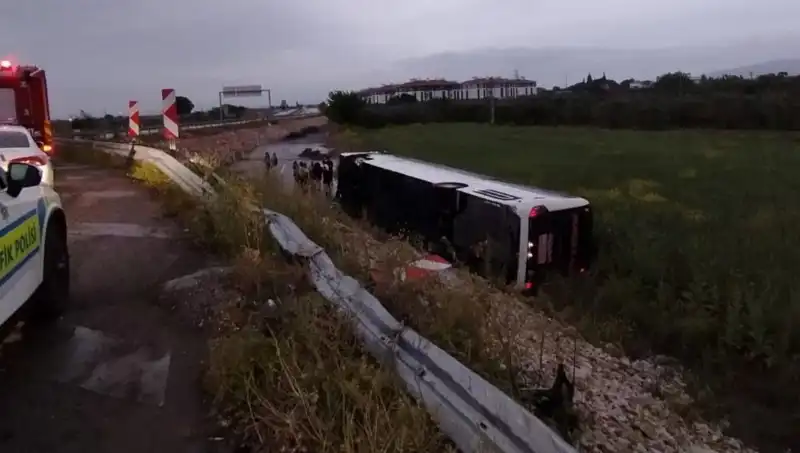 Manisa'da Yolcu Otobüsü Kaza Yaptı, Çok Sayıda Yaralı Var!