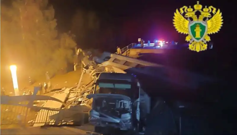 Rusya'da İki Köprü Çöktü, Trenin Raydan Çıkması Sonucu Yedi Kişi Hayatını Kaybetti