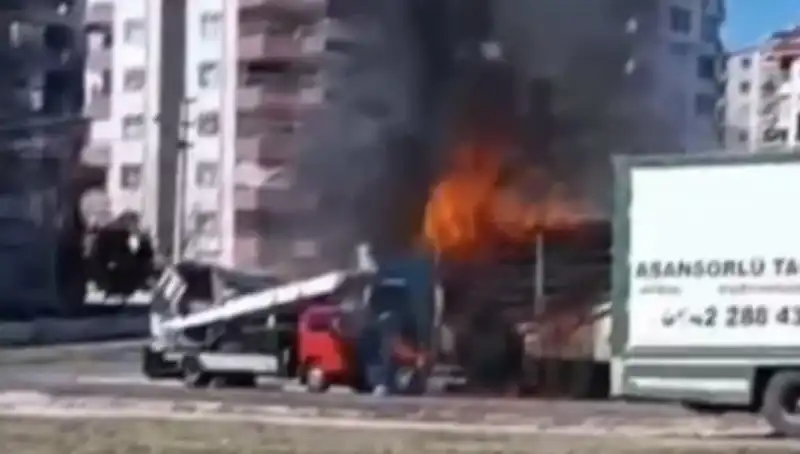 Alevler İçinde Kalan TIR, Yangın Sonrası Küle Döndü!