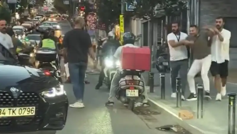 Nişantaşı'nda Yol Verme Tartışması: Kadın Sopayla Tehdit Edildi