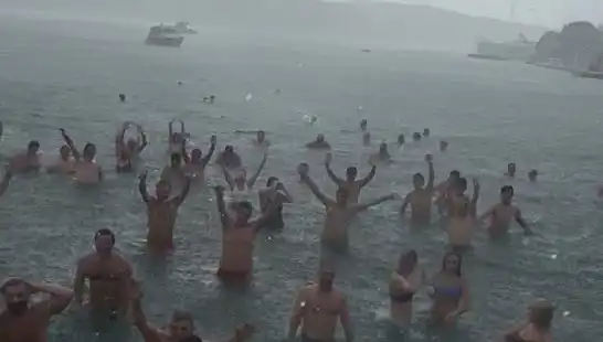 İstanbul'da Yağmura Rağmen Denize Girenlerin Sıra Dışı Eğlencesi