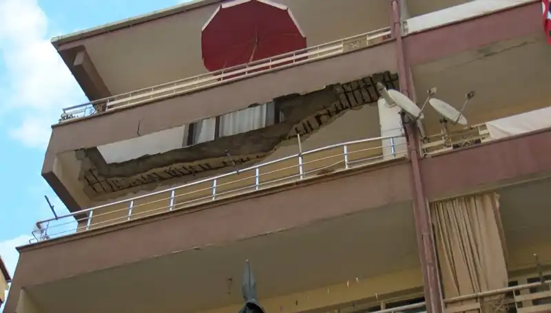 Güngören’de Korkunç Çöküş: Beş Katlı Binanın Balkonu Aniden Düştü