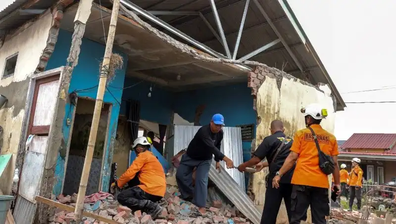 Endonezya'da Şiddetli Deprem: 8 Ev Çöktü, Hayat Altüst Oldu