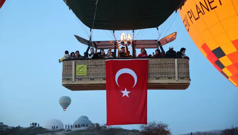 Kapadokya'nın Gökyüzü Türk Bayraklarıyla Donatıldı