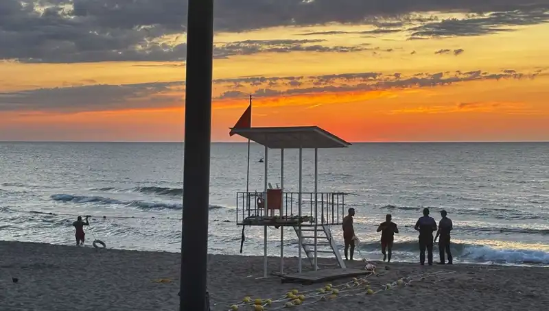 İnkumu'nda Deniz Akıntıları Paniği: Plajda Neler Oluyor?