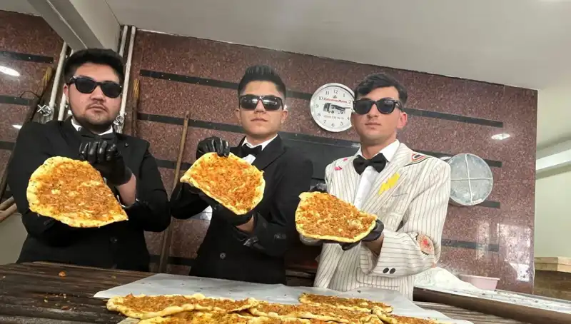 Takım Elbiseli Fırıncılar: Eşsiz Görünüm ile Fırınlarda Yeni Bir Dönem