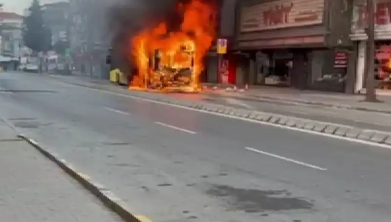Ümraniye'de Aniden Yükselen Alevler, Cepheleri Korkuyla Doldurdu