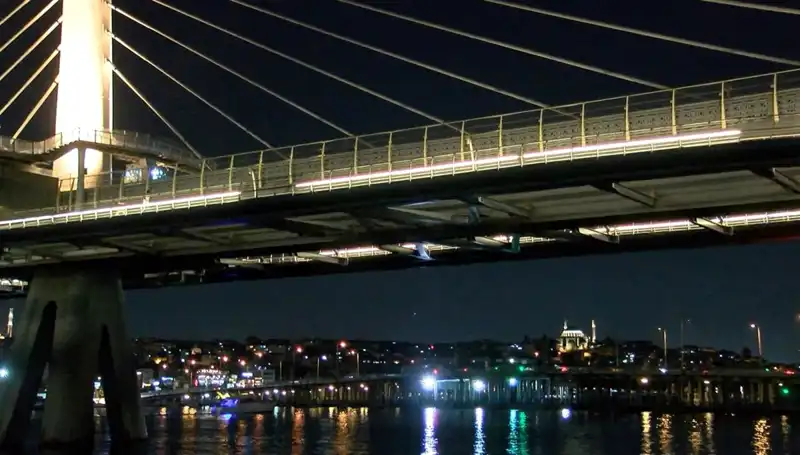 Metro Köprüsünden Denize Düşen Kişi Arama Çalışmaları Devam Ediyor