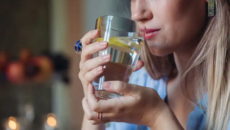 Aç Karnına 1 Litre Su İçmenin Gizemi: Her Sabah Uygulamanız Gereken Faydaları