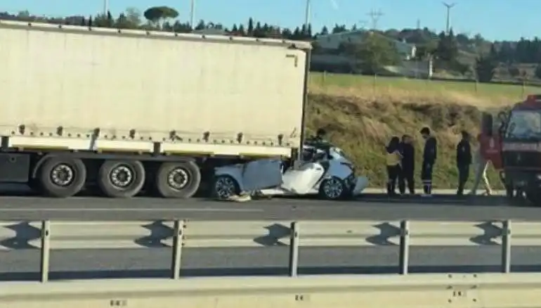 Kuzey Marmara Otoyolu'nda Feci Kaza: Otomobil TIR Altında Kaldı