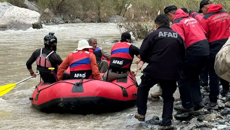 Zap Suyu Kenarında Mahsur Kalan 4 Kişi Can Hıraş Kurtarıldı