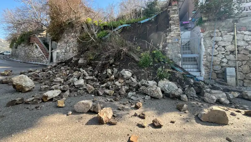 İstinat Duvarı Çökünce Yolda Panik: Olay Yerinde Neler Yaşandı?