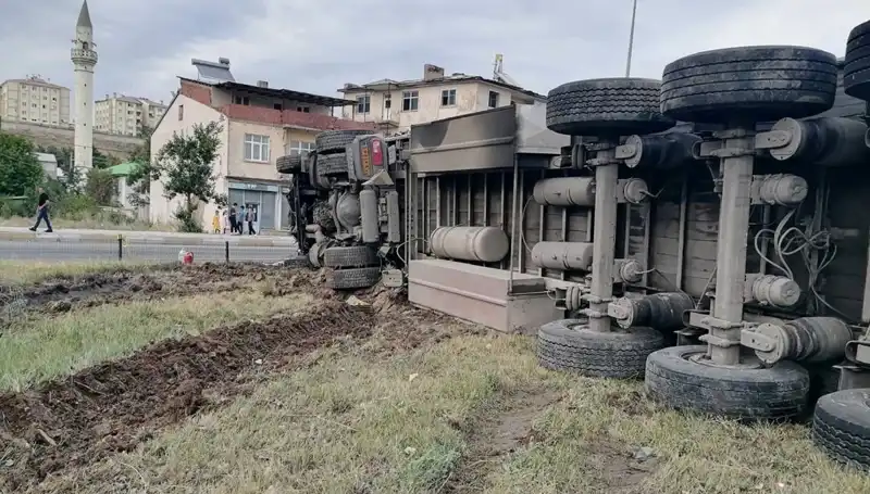 Erzurum'da Freni Boşalan TIR, Korkunç Bir Kazaya Neden Oldu
