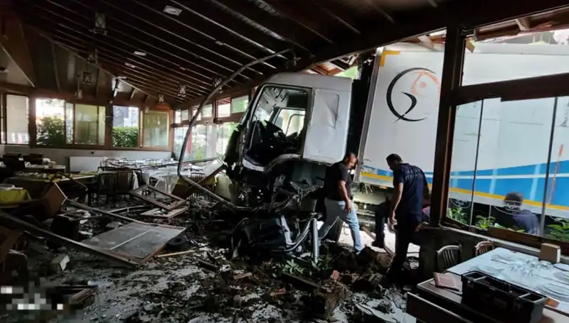 Freni Boşalan Kamyon Restoran Girişini Paramparça Etti!