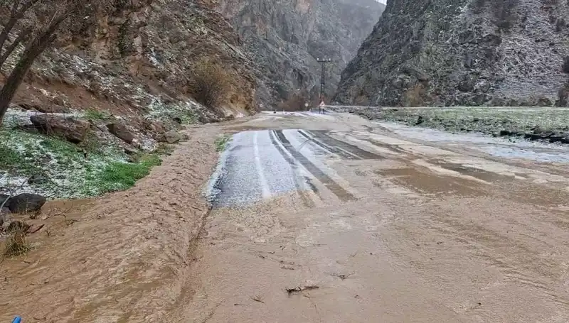Tunceli'de Dolu ve Sağanak Yağış Hayatı Felç Etti