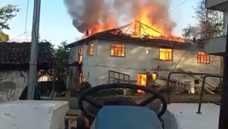 İki Katlı Evin Korkunç Yangını Kısa Sürede Kontrol Altına Alındı