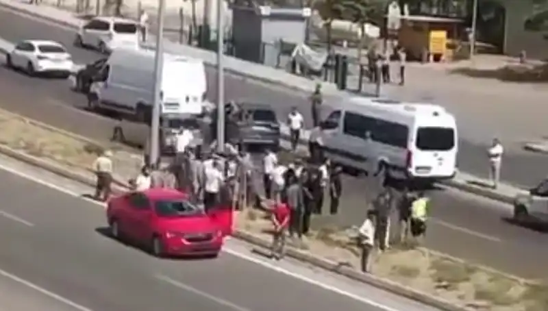Yolun Karşısına Geçen Yayaya Çarpan Otomobilin Kaza Anı Kameralara Yansıdı