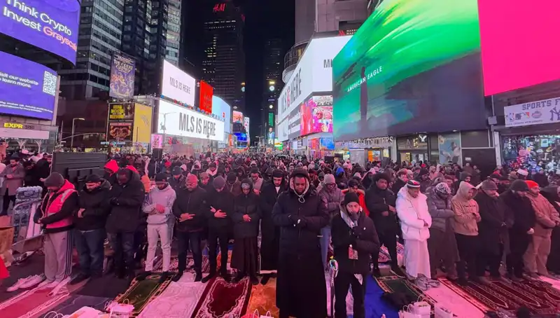 New York Times Meydanı'nda Teravih Namazı: Birlik ve Beraberliğin Sembolü