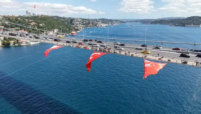 Türk Bayrağı, Köprüye Asıldı: Birlik ve Beraberliği Sembolize Ediyor