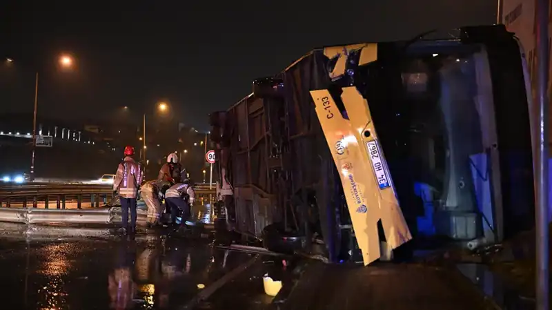 İstanbul'da Özel Halk Otobüsü Devrildi: Kazanın Ayrıntıları ve Etkileri