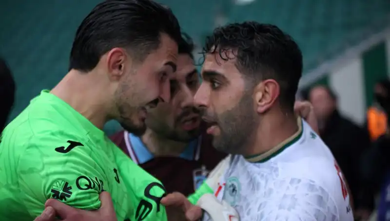 Konyaspor-Trabzonspor Maçında Uzatmalarda Büyük Gerginlik: Futbolcular Arasında Arbede