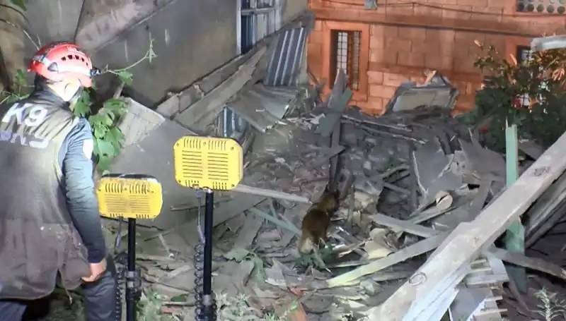 İstanbul'da Deprem Felaketi: Hasar Alan Bir Bina Çöktü