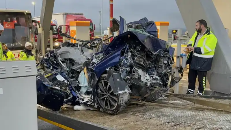 Silivri’de Otomobil Gişe ile Otobüs Arasında Sıkıştı: Feci Kaza!