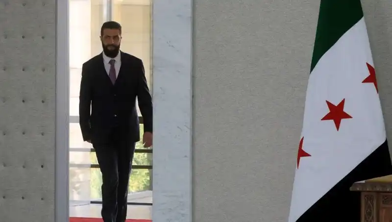 Paris'te Macron ve Şara'nın Görüşmesi: Yeni Suriye'ye Desteğin Detayları