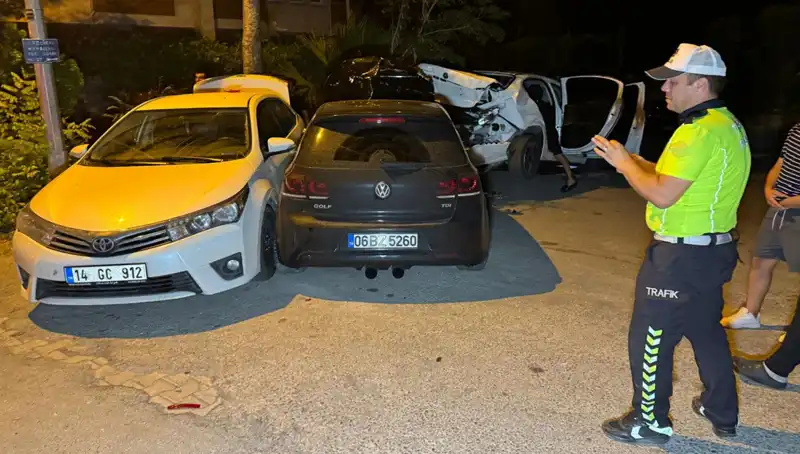 Alkollü Sürücü Sokakları Birbirine Kattı: Üç Araca Çarptı