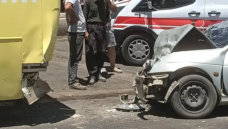 Halk Otobüsü ve Özel Araç Karşılaştı: Kaza Anında İki Yaralı