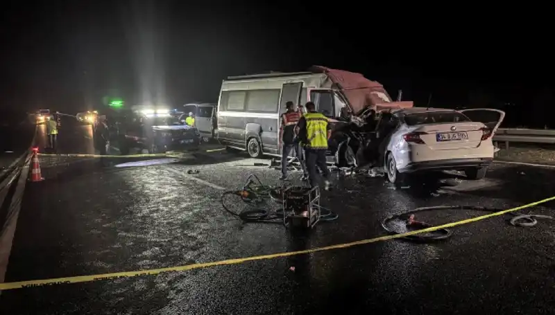 Ters Yönde Giden Minibüs Kaza Yaptı: 1 Ölü, 1 Yaralı