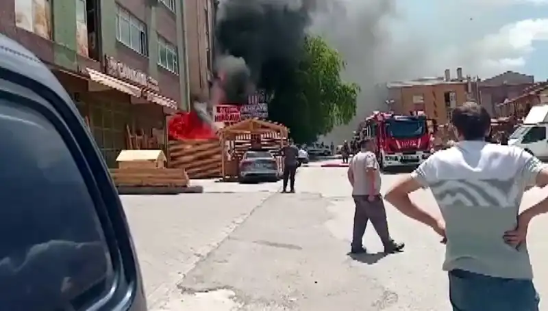 Ankara'da Yangın Faciası: İş Yerleri Kül Oldu, Halk Panik İçinde