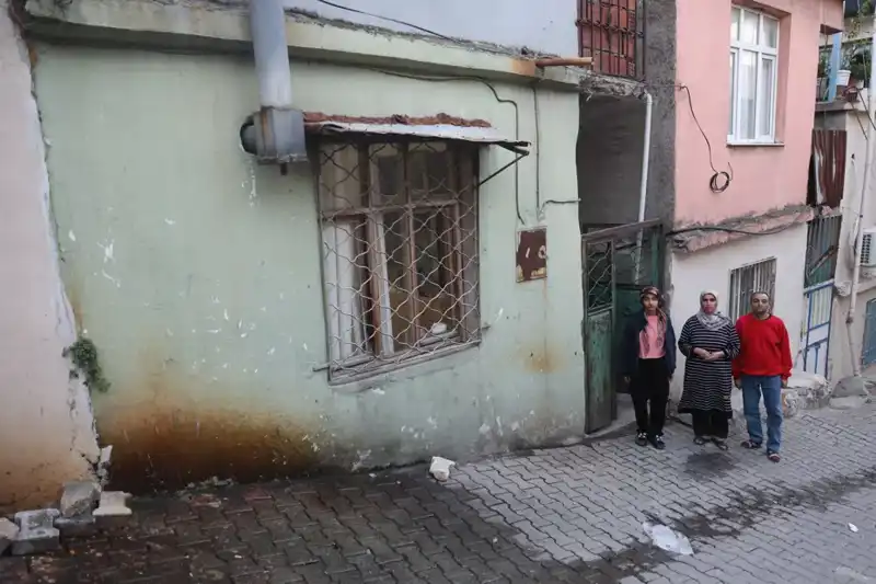 Banyosuz Tek Odalı Hayat: Mavi Boyalı Umut Dolu Bir Oda