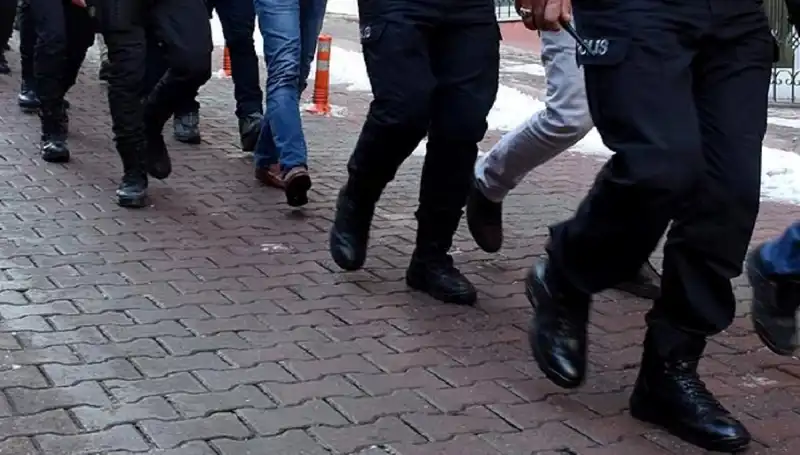 Antalya'da Silah Kaçakçılarına Operasyon: 15 Gözaltı ve Gizli Depolar Ortaya Çıktı