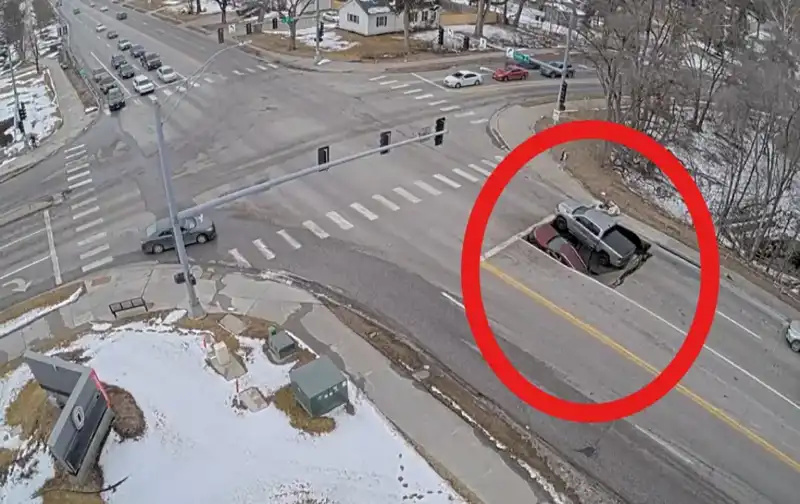 ABD'de Yer Altı Çökmeleri: Havadan Görüntülerle Arabaların Yutulma Anı