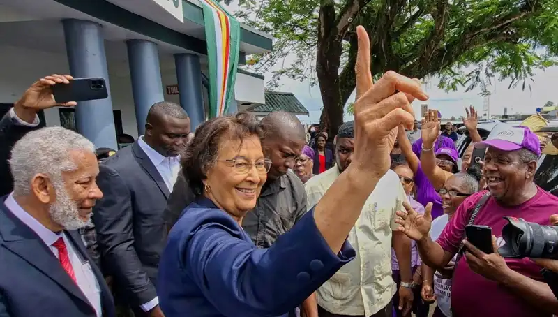 Surinam'da Tarihi An: Kadın Devlet Başkanlığı Seçiminde Zafer Kazandı