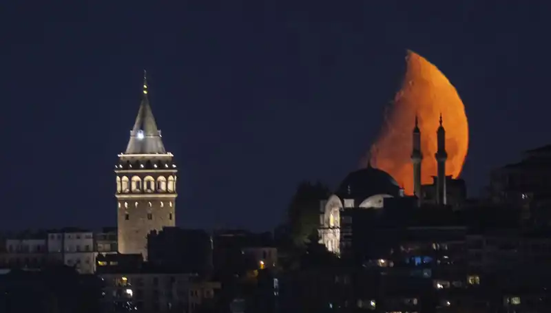 İstanbul’da Yarım Ayın Büyüleyici Güzelliği: Gece Gökyüzü Süsleniyor