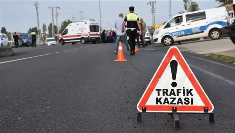 Antalya'da Trafik Kazası: Otomobil Kanala Devrildi, İki Yaralı!