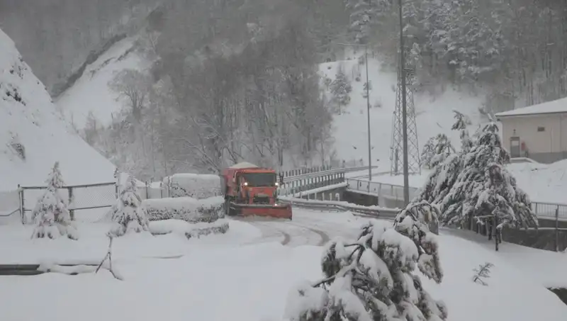 Bolu Dağı'nda Aniden Gelen Kar Yağışı Yılın En Güzel Manzaralarını Görüntülüyor